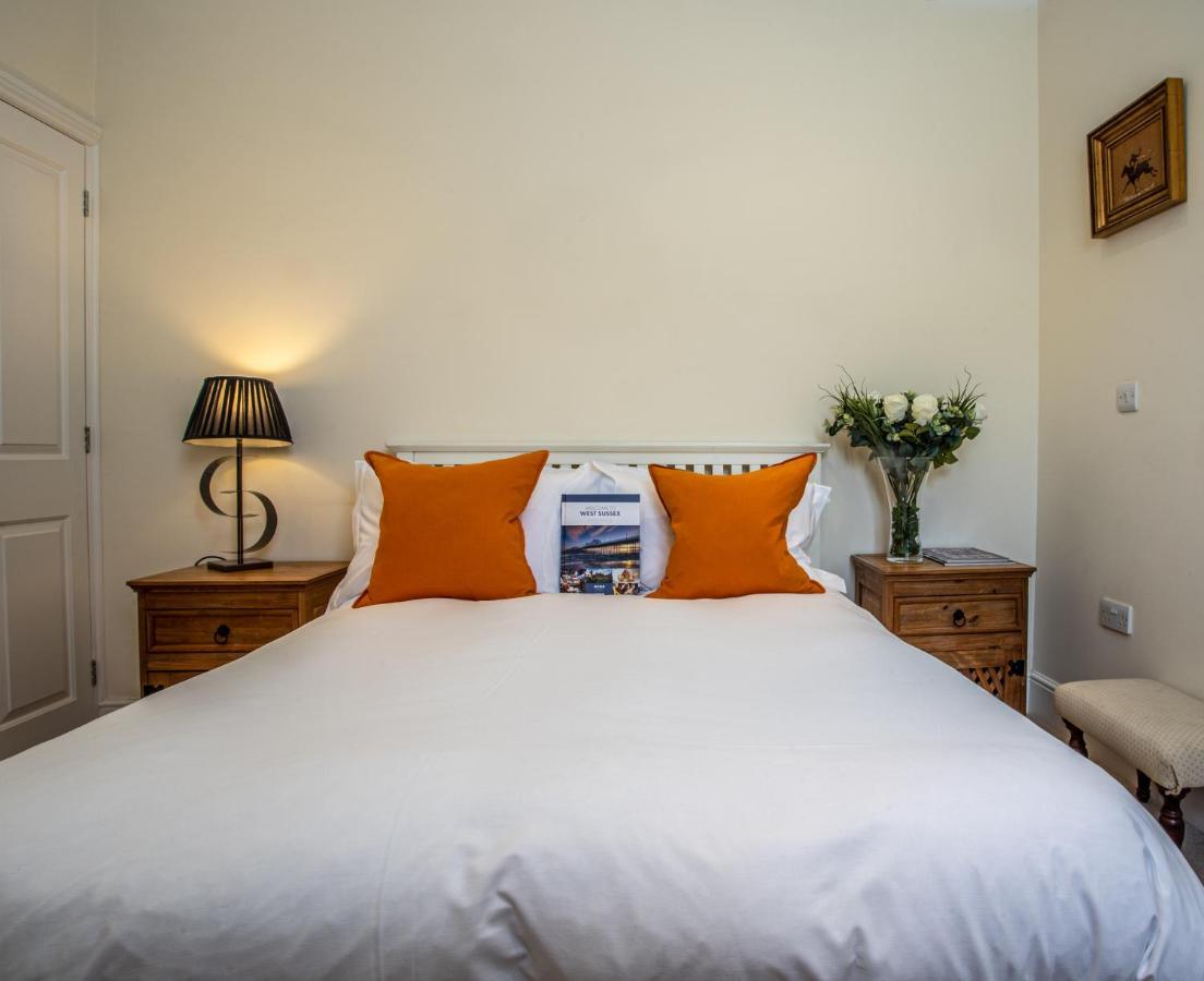 The Angel B&B ชิชิสเตอร์ ภายนอก รูปภาพ