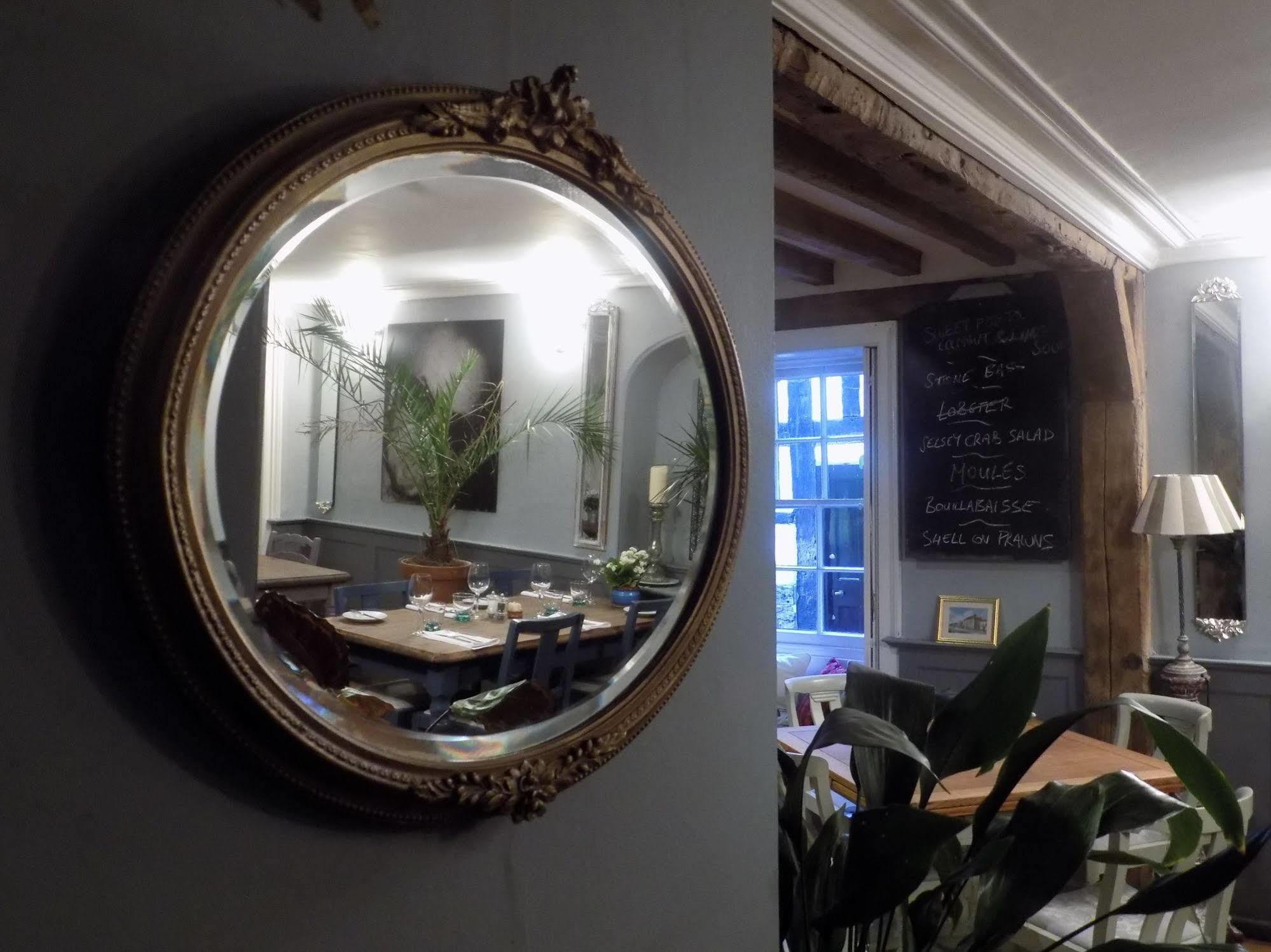 The Angel B&B ชิชิสเตอร์ ภายนอก รูปภาพ
