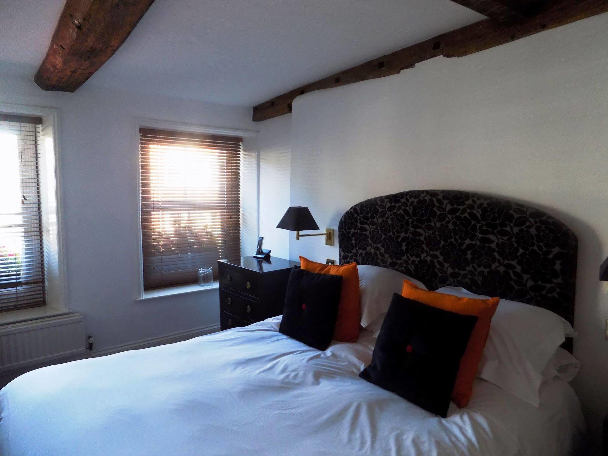 The Angel B&B ชิชิสเตอร์ ภายนอก รูปภาพ