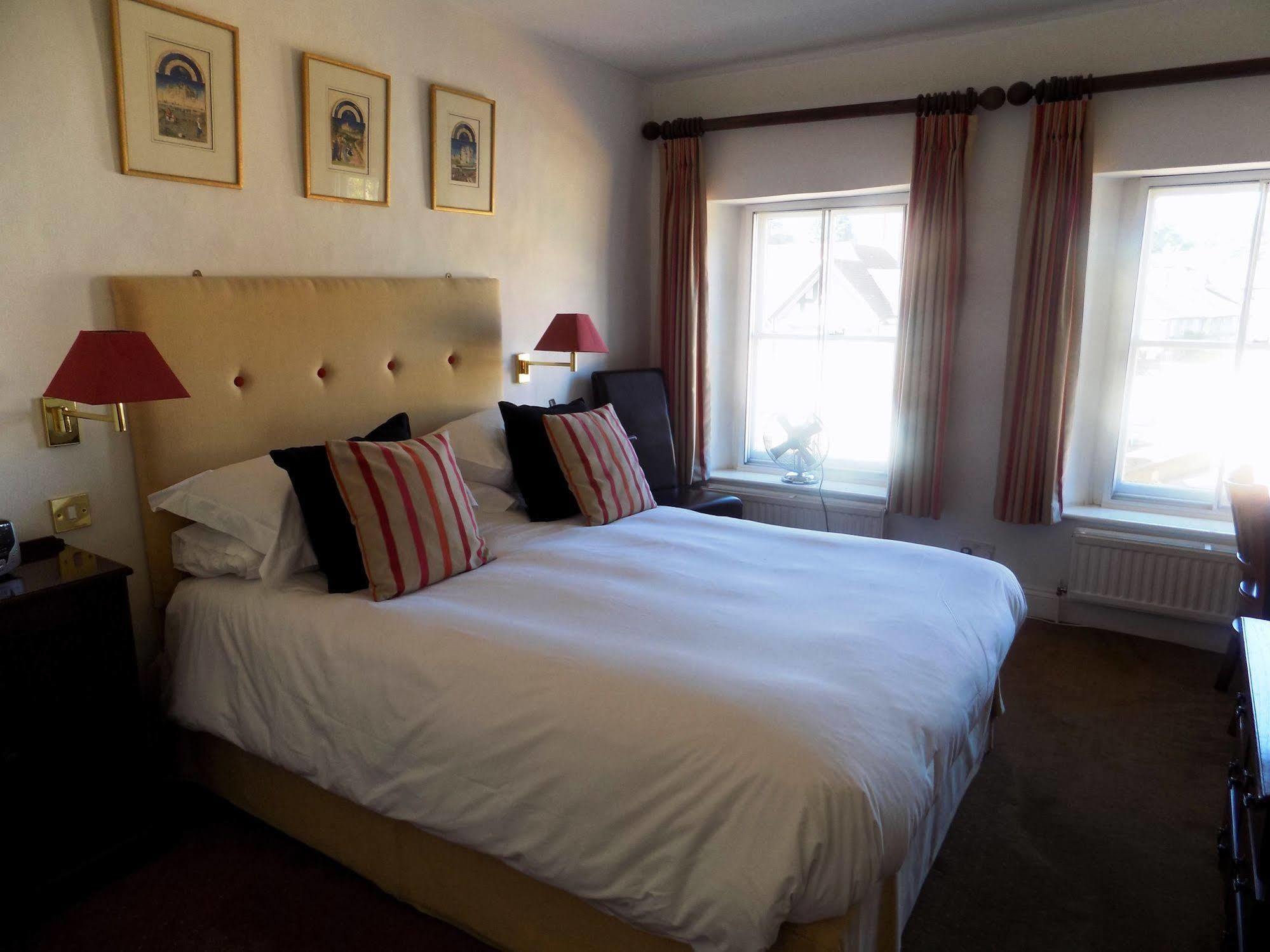 The Angel B&B ชิชิสเตอร์ ภายนอก รูปภาพ